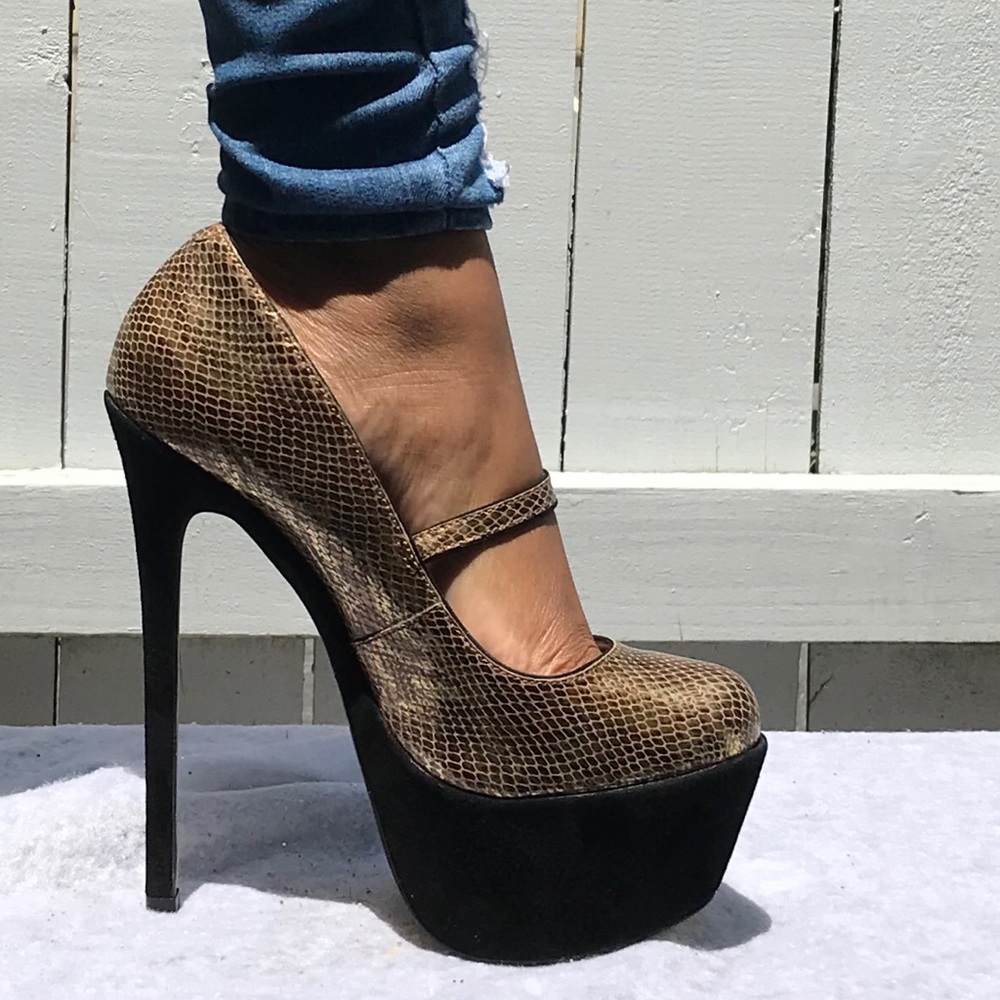 (SOLD)Zigi Girl Gold And Black Platform Heels